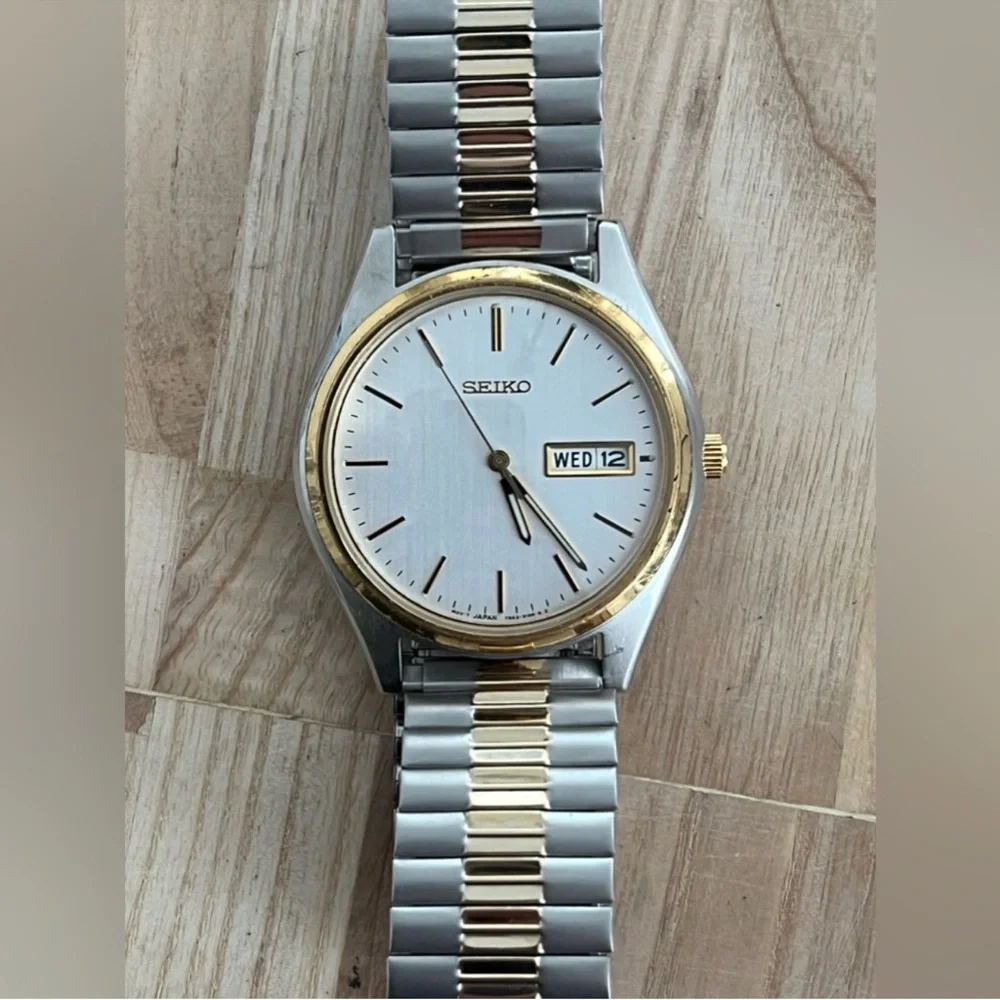 Seiko Men's Watch Two-Tone Stretch Bracelet Silver Tone Dial Date Day Windows
